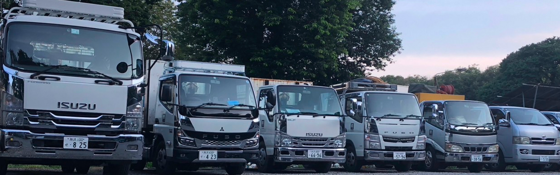 トラックが並んでいる写真